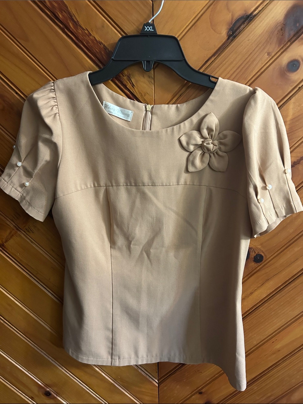 Women's Tan Floral Applique Short Sleeve Blouse by Hung Nhung, size L
